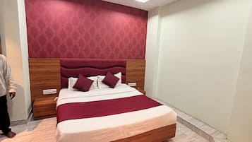 Escritorio y espacio para trabajar con laptop