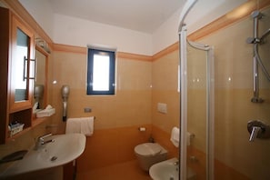 Shower, free toiletries, hair dryer, towels - Hotel Yria (Vieste)