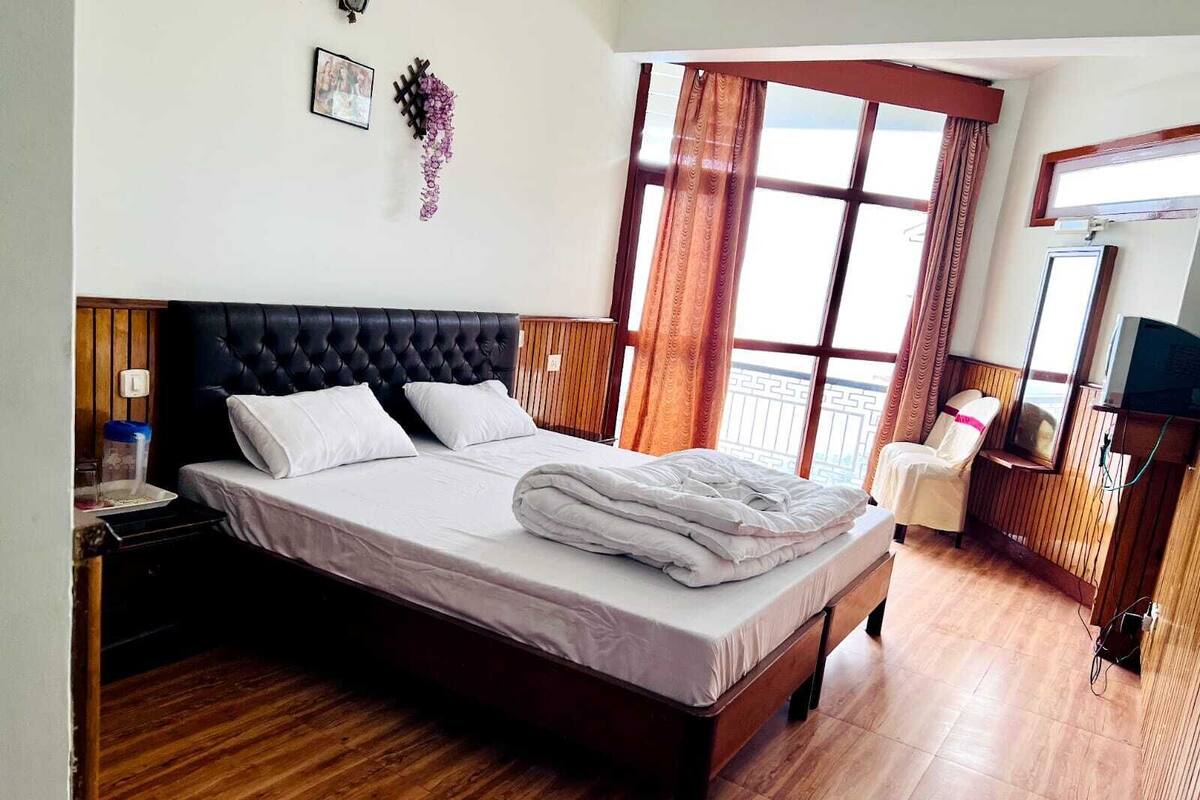 Quarto casal ou duplo standard, sacada, vista para a montanha | Wi-Fi de cortesia