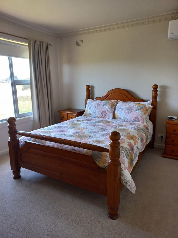 3 bedrooms, iron/ironing board, bed sheets