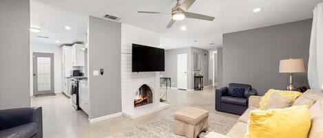 Televisión y chimenea