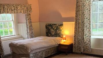 6 bedrooms, iron/ironing board, WiFi, bed sheets