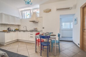 Een koelkast, een kookplaat, een koffiezetapparaat/waterkoker