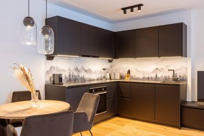 Fridge, microwave, oven, stovetop - Apartment in Fiss with shared sauna (Fiss)