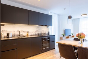 Fridge, microwave, stovetop, dishwasher
