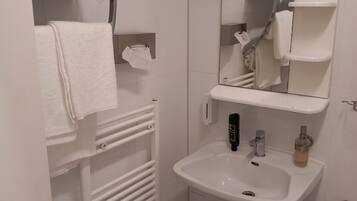 Haartrockner, Handtücher, Seife, Toilettenpapier