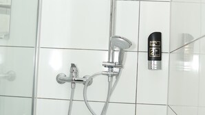 Una ducha con cabezal de ducha de mano y grifo empotrado.