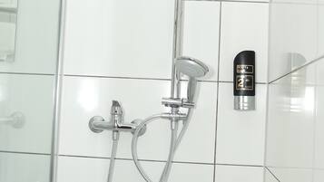 Haartrockner, Handtücher, Seife, Toilettenpapier