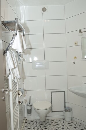 Haartrockner, Handtücher, Seife, Toilettenpapier