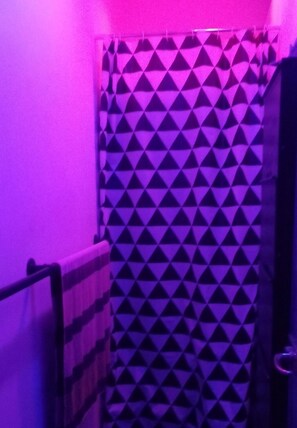 Dusj, hårføner, håndklær og såpe