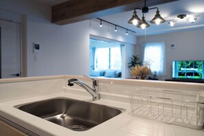 Geladeira, micro-ondas, cooktop, chaleira elétrica