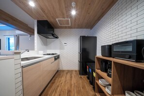 Geladeira, micro-ondas, cooktop, chaleira elétrica