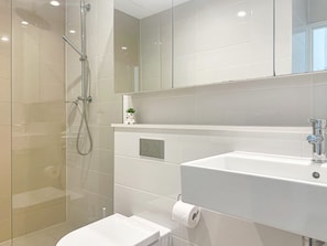 Dusche, Haartrockner, Handtücher