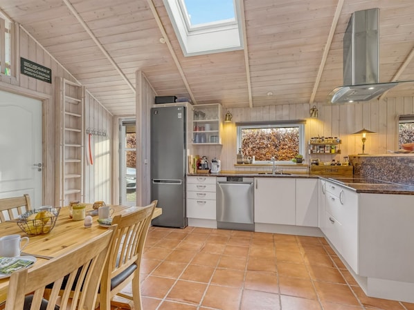 Kylskåp, mikrovågsugn, diskmaskin och grytor/köksredskap