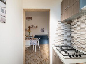 Refrigerador, horno, parrilla de estufa y cafetera y tetera 