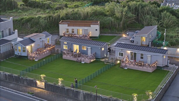 A residential complex with multiple houses, each featuring a deck and outdoor lighting. - Solana Shirahama (Minamiboso)