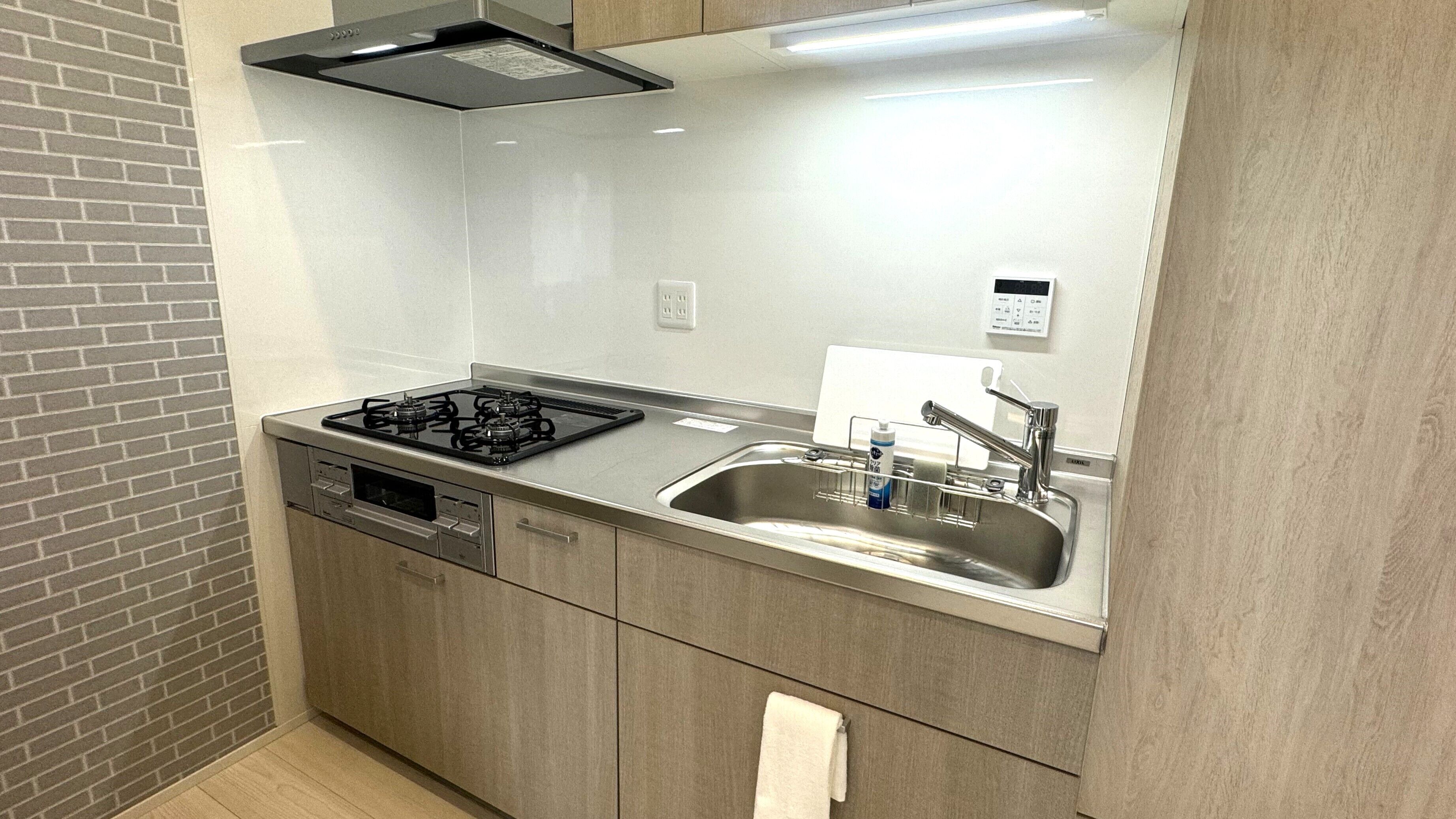 Mini-Kühlschrank, Mikrowelle, Kochgeschirr/Geschirr/Besteck