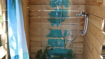 Die Jurte | Badkamer | Een douche, een hydromassagedouche, een haardroger, handdoeken