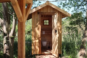 Ducha, cabezal de ducha con hidromasaje, secador de pelo, toallas