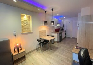 Private kitchen - Superb furnished and equipped Studio in the heart of downtown in secure residence (Montluçon)