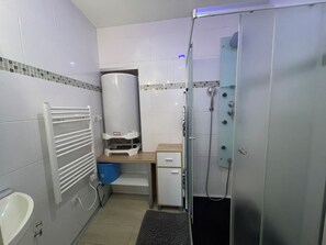 Dusche, Haartrockner, Handtücher, Toilettenpapier