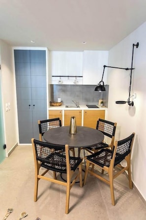 Deluxe Studio, Sea View | Private kitchenette