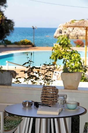 Outdoor pool, pool umbrellas, sun loungers