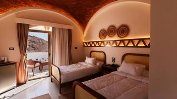 Minibar, decoración personalizada, muebles diferentes y wifi gratis