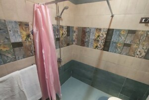 Un baño con ducha, inodoro y bañera.