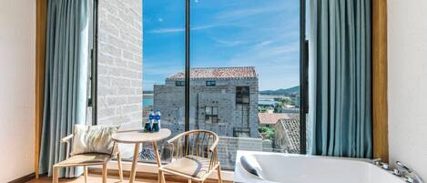Habitación básica doble, vistas parciales al mar | Cortinas opacas y wifi gratis