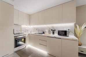 Refrigerador, microondas, horno y parrilla de estufa