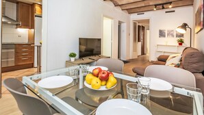 Un appartement moderne comprenant un coin repas, une cuisine et un espace de vie.