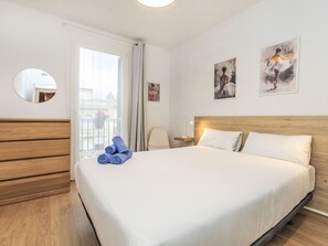 2 bedrooms, desk, Internet