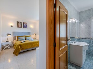 2 bedrooms, desk, Internet