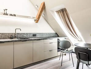 Fridge, cookware/dishes/utensils