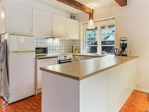 Kühlschrank, Mikrowelle, Geschirrspüler, Hochstuhl