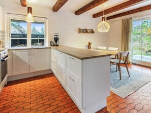 Kühlschrank, Mikrowelle, Geschirrspüler, Hochstuhl