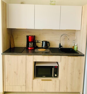 Réfrigérateur, micro-ondes, plaque de cuisson, lave-vaisselle