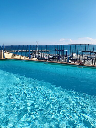 Sea view apartment in the heart of the village with shared pool 