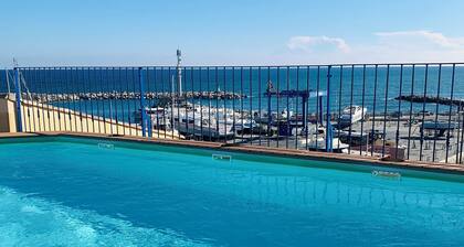 Sea view apartment in the heart of the village with shared pool