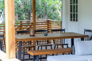 Outdoor dining - Foothills Escape - 10 min to Red Rocks (Lakewood)