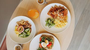 Desayuno con opciones de la cocina local diario (EUR 10 por persona)