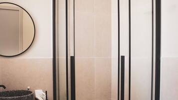 Regadera, batas, pantuflas