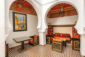 المنشأة من الداخل