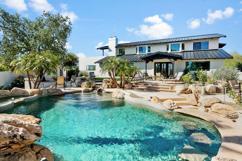 Private Desert Estate|Mountain Views + Resort Pool