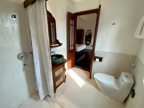 Badewanne und Dusche (separat), Haartrockner, Handtücher, Seife