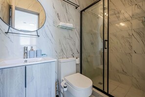 Douche, séchoir à cheveux, serviettes fournies