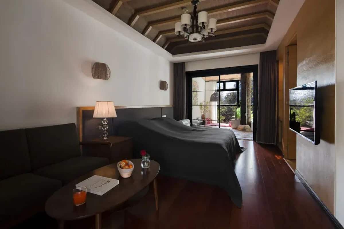Comfort Suite, Patio, Hill View
