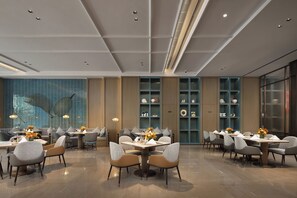 3 nhà hàng, phục vụ bữa sáng 