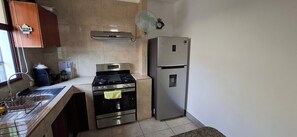Microondas, horno, parrilla de estufa y cafetera y tetera